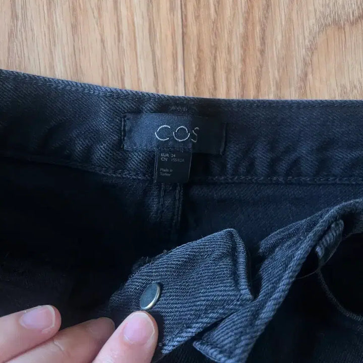 [BUNJANG] COS Relaxed Fit Denim Shorts Black / COS 코스 릴렉스드 데님 쇼츠 블랙 24