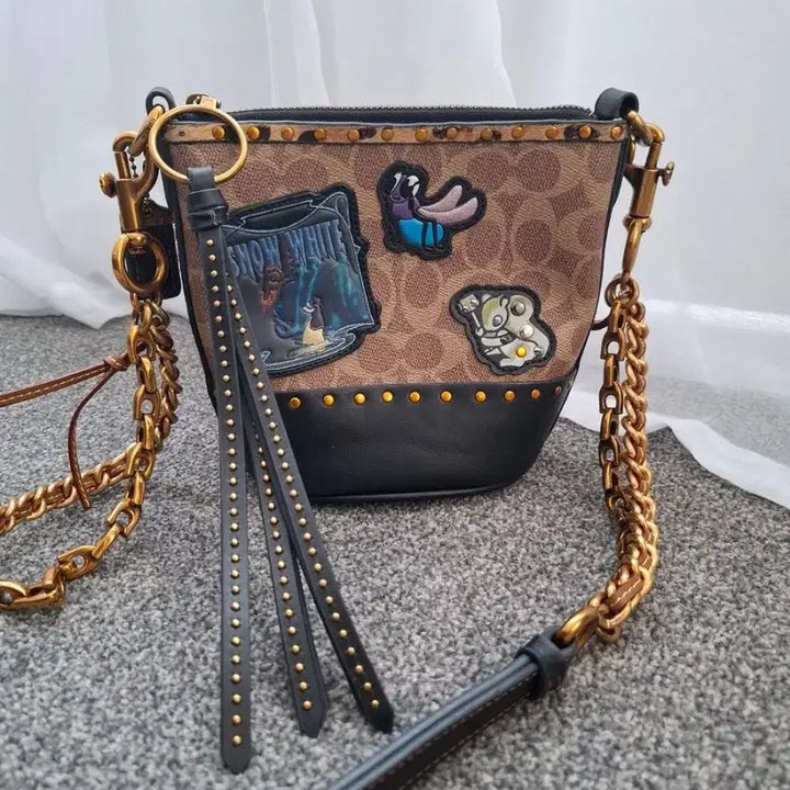 [BUNJANG] Coach Disney Collaboration Limited Edition Snow White Shoulder Bag Crossbody / 코치 디즈니 콜라보 한정판 백설공주 숄더백 크로스백
