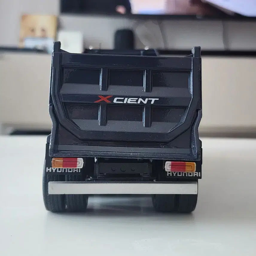 [BUNJANG] Hyundai Trago Xcient Dump Truck 1:32 Scale Diecast Model (Dealer Version) / 1:32 현대 트라고 엑시언트 덤프 트럭 딜러버전 국산 다이캐스트