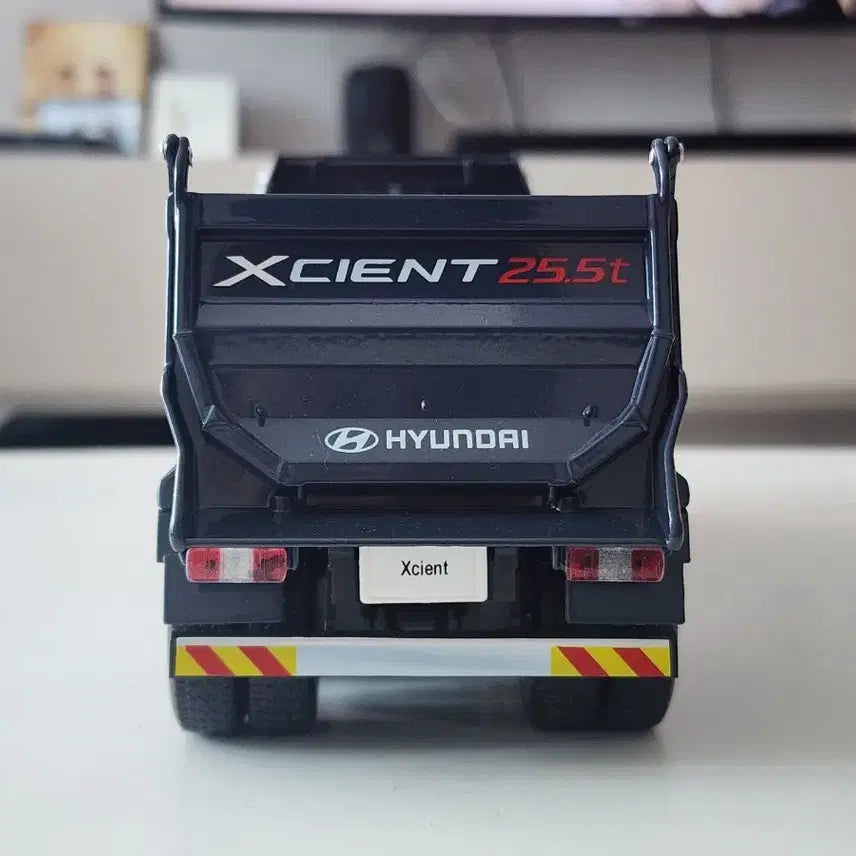 [BUNJANG] Hyundai Trago Xcient Pro Dump Truck 1:32 Scale Diecast Model - Dealer Version / 1:32 현대 트라고 엑시언트 프로 덤프 트럭 딜러버전 국산 다이캐스트