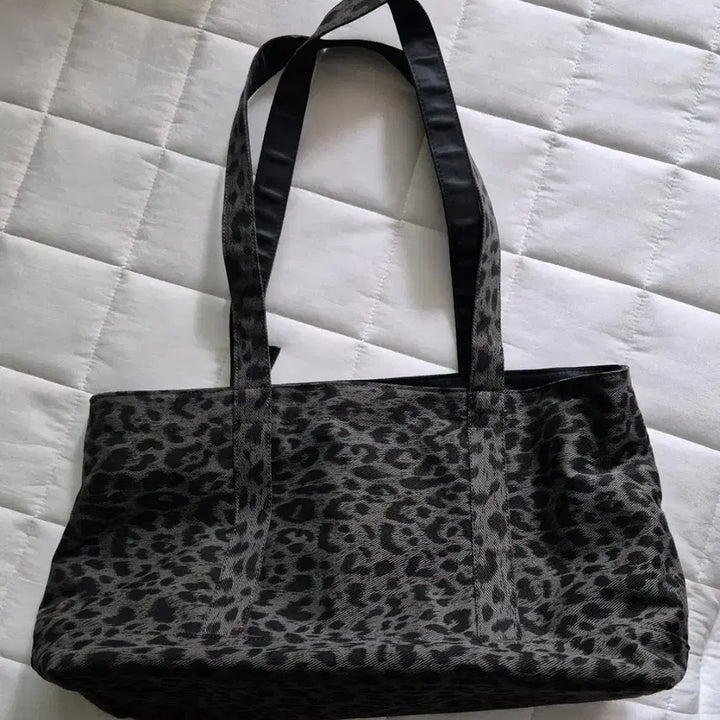 [SOLD OUT] 무르 리버시블 폴라 토트백(Reversible Polar totebag)
