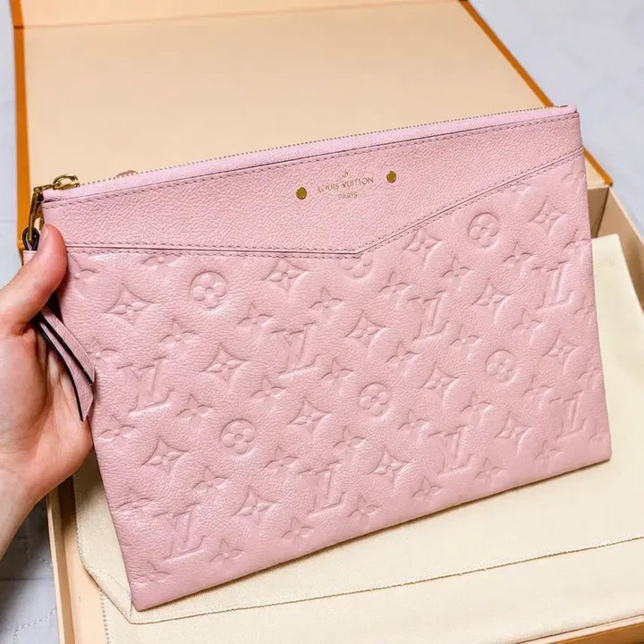 [BUNJANG] Louis Vuitton Monogram Empreinte Daily Pouch Pink / [풀박스]루이비통 앙프렝뜨 데일리 핑크 클러치