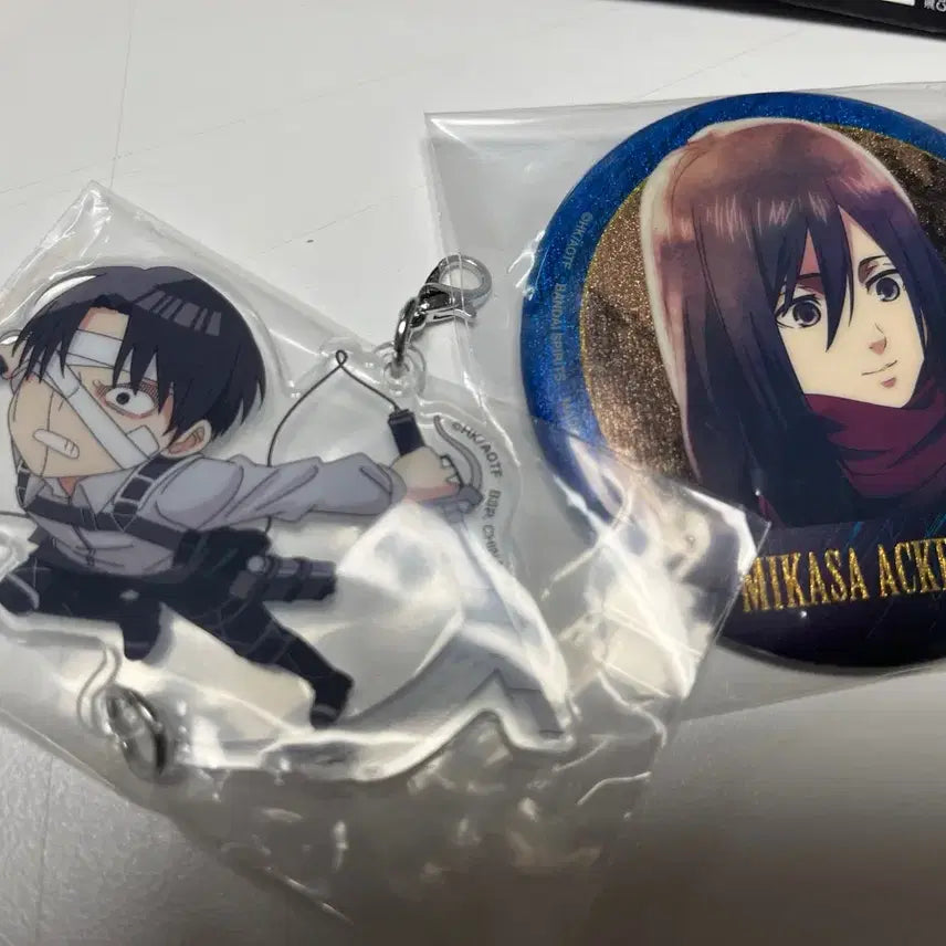 [BUNJANG] Attack on Titan Levi Acrylic Keychain + Mikasa Badge / 진격의 거인 쿠지 f상 리바이 아크릴 키링 + 미카사 뱃지
