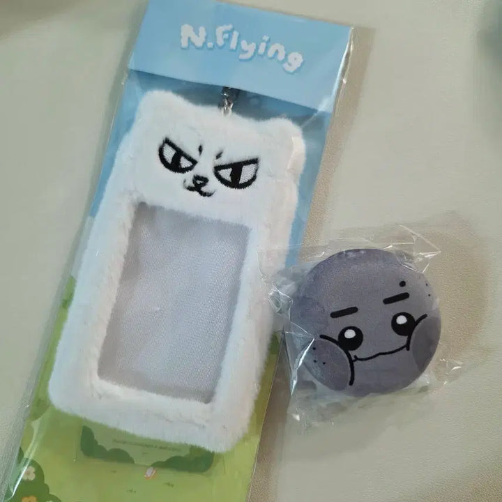 [BUNJANG] N.Flying Popup Myaeng Photocard Holder Keyring &amp; Dongmaengie Malrang Pin Badge Bundle / 엔플라잉 팝업 먐 포카 홀더 키링+동멩이 말랑 핀배지