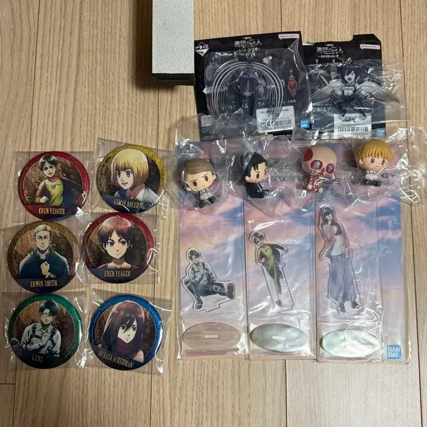 [BUNJANG] Attack on Titan Merchandise Bundle: Badges, Acrylic Stands, Figures / 진격의 거인 굿즈 뱃지/아크릴 스탠드/피규어 일괄