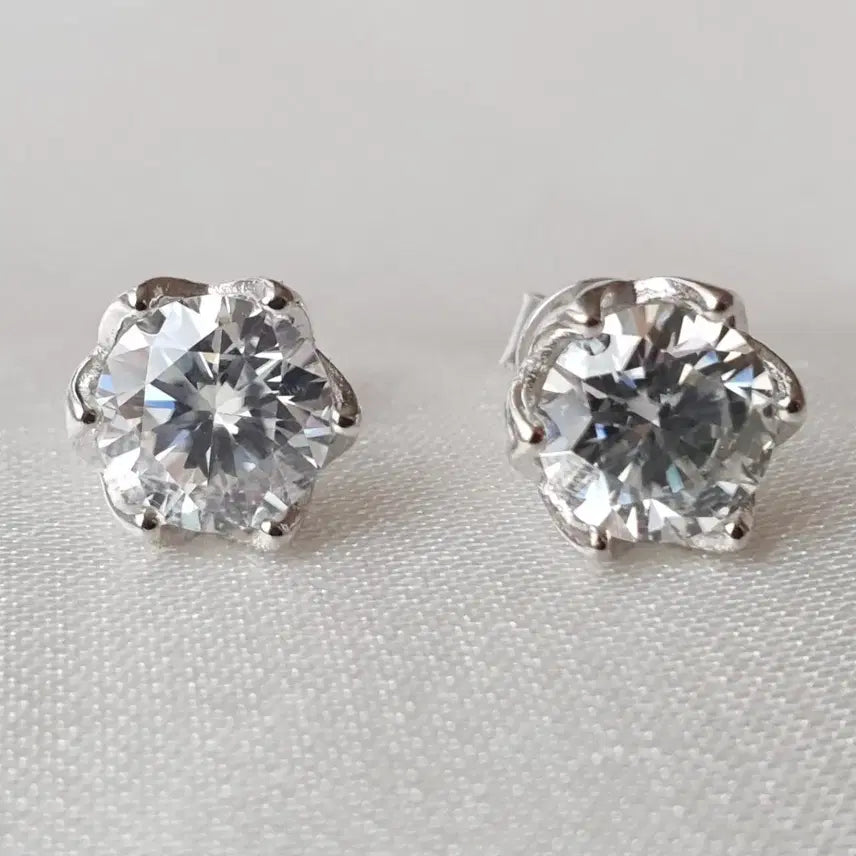 [BUNJANG] Moissanite 2 Carat Stud Earrings (1 Carat Each) / [새상품]모이사나이트 1X2캐럿 귀걸이