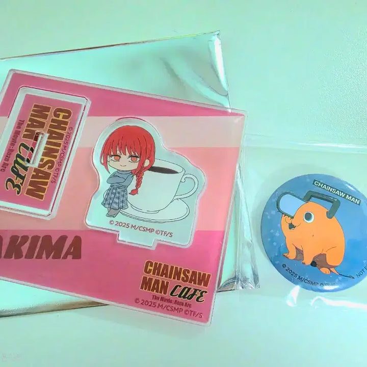 [BUNJANG] Chainsaw Man Collaboration Cafe Makima Acrylic Stand &amp; Pochita Can Badge Set / 체인소맨 콜라보카페 SD 아크릴 스탠드 마키마 + 포치타 캔뱃지
