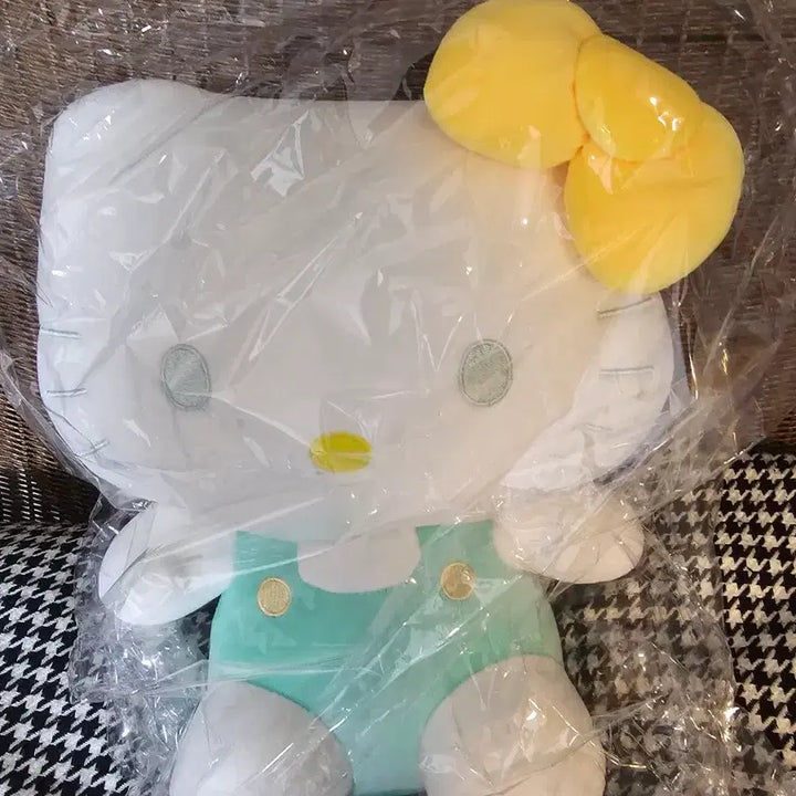 [BUNJANG] Hello Kitty Plush Toy (Approx. 23x30cm) / 헬로키티인형(약 23x30cm)