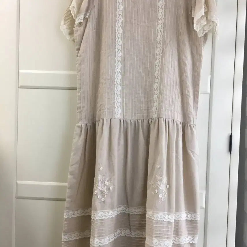 [BUNJANG] Vintage Lace Pintuck Dress with Floral Embroidery / 일본빈티지 레이스 핀턱 원피스 드레스 유럽빈티지 꽃자수 베이지