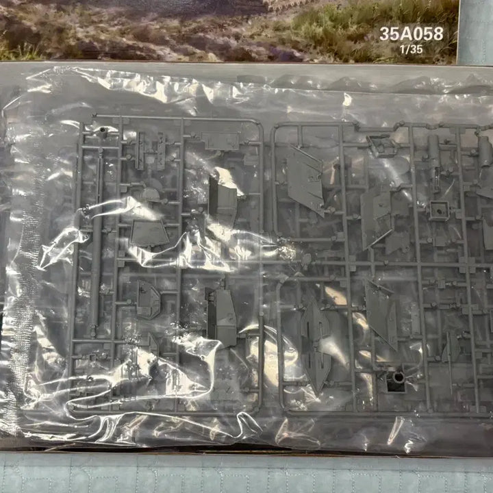 [BUNJANG] Amusing Hobby 1/35 Leopard 2A8 Military Plastic Model Kit / 1/35 어뮤징하비 레오파드 2A8 밀리터리 프라모델