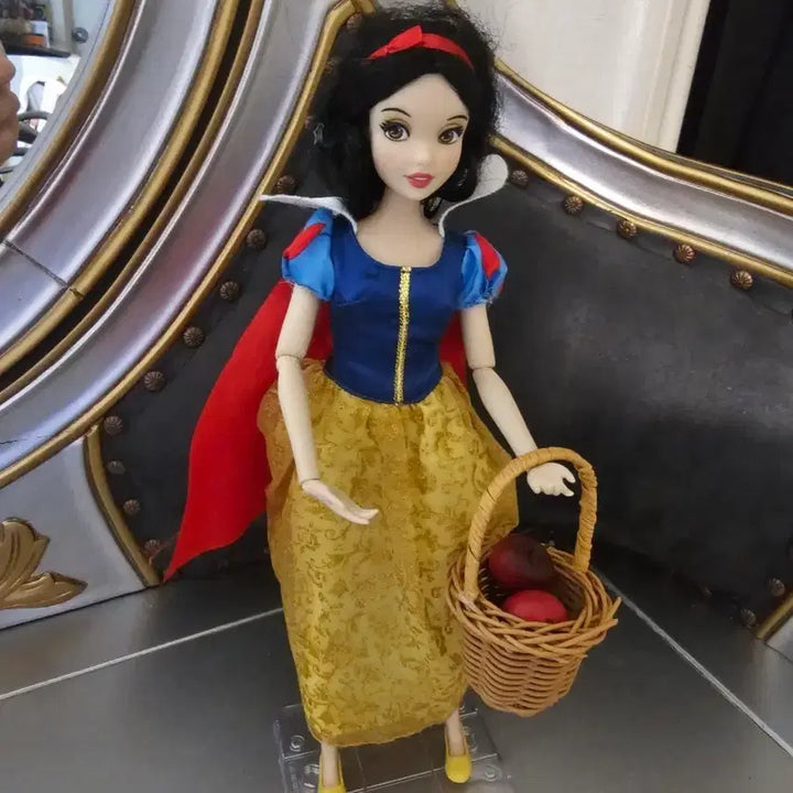 [BUNJANG] Disney Snow White Doll Figure with Apple Basket / 디즈니 백설공주 인형 피규어