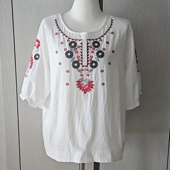 [BUNJANG] White Flower Embroidery Blouse (5-Sleeve) / 화이트 플라워 자수 블라우스 5부