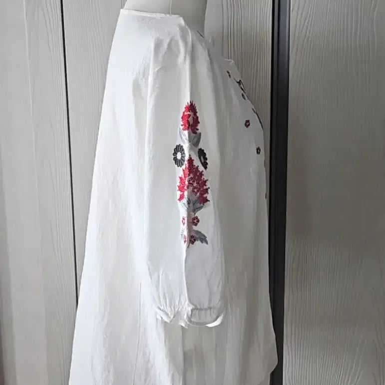 [BUNJANG] White Flower Embroidery Blouse (5-Sleeve) / 화이트 플라워 자수 블라우스 5부