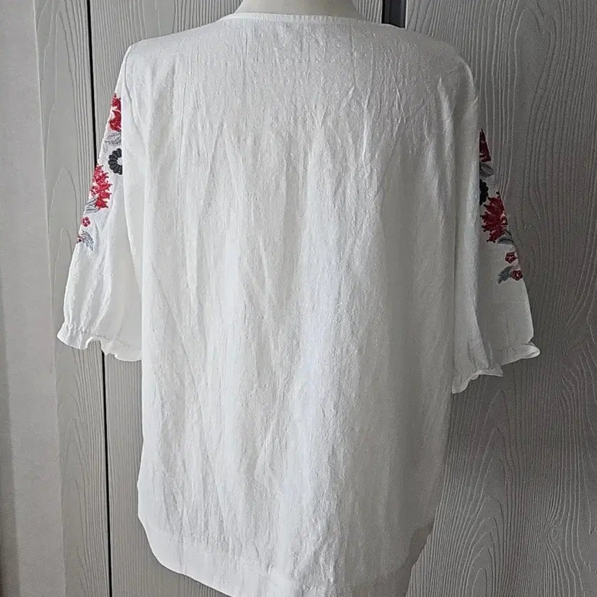 [BUNJANG] White Flower Embroidery Blouse (5-Sleeve) / 화이트 플라워 자수 블라우스 5부