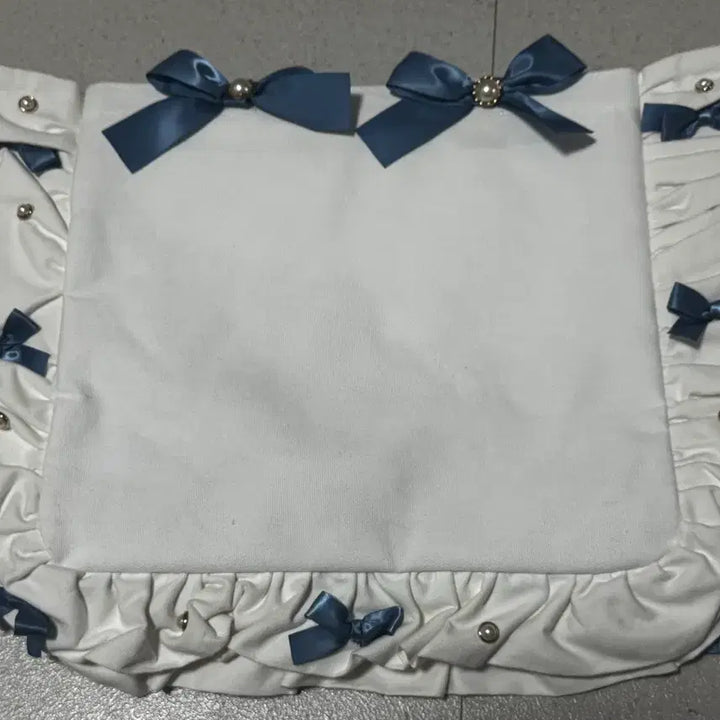 [BUNJANG] Jacomart A4 Frill Itabag White Limited Smoke Blue / 자카마트 A4 이타백 프릴 화이트 리미티드 스모크 블루