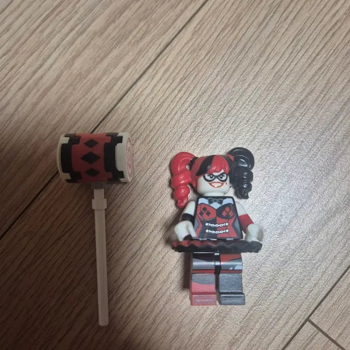 [BUNJANG] Lego DC Harley Quinn Minifigure with Mallet / 레고 DC 할리퀸 미니피겨 + 망치