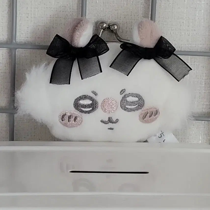 [BUNJANG] Chiikawa Momonga Black Ribbon Fur Coin Purse / (급처)치이카와 모몽가 귀 블랙 리본 털 동전지갑 팝니다