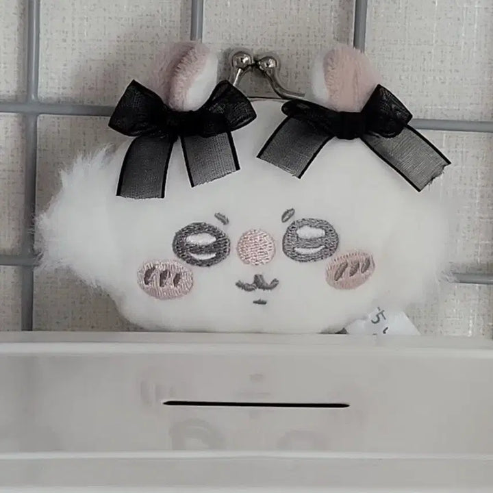 [BUNJANG] Chiikawa Momonga Black Ribbon Fur Coin Purse / (급처)치이카와 모몽가 귀 블랙 리본 털 동전지갑 팝니다