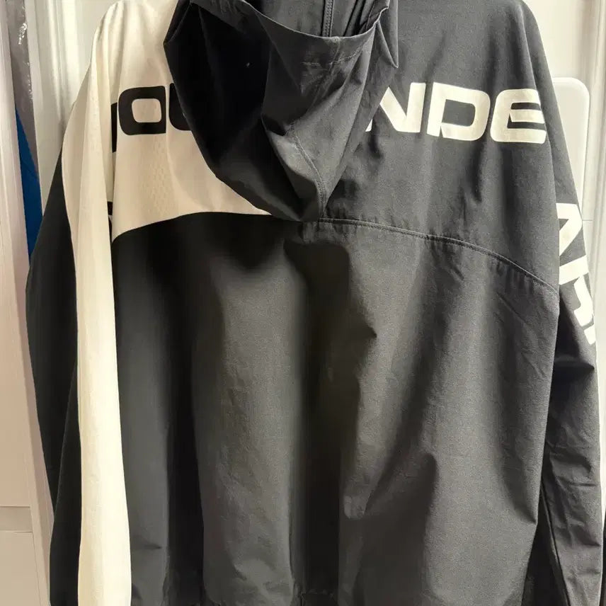[SOLD OUT] 언더아머 바람막이 블랙/화이트