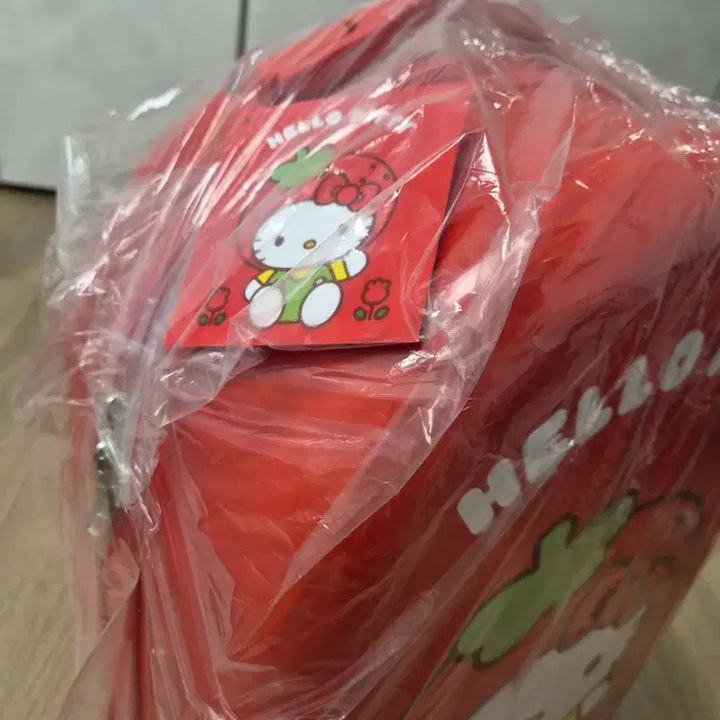 [SOLD OUT] 헬로키티 딸기 캐리어 여행가방