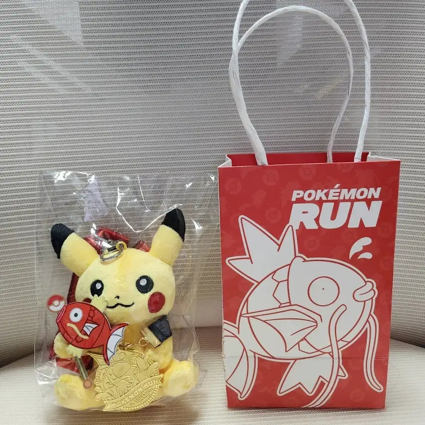 [BUNJANG] Pokemon Run Pikachu Plush Gold Medal (Sealed) / 미개봉) 포켓몬런 피카츄 인형 금메달 팝니다!
