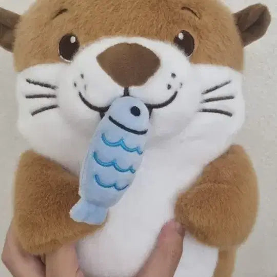 [BUNJANG] Otter Plush Toy with Fish / 수달 인형 물고기