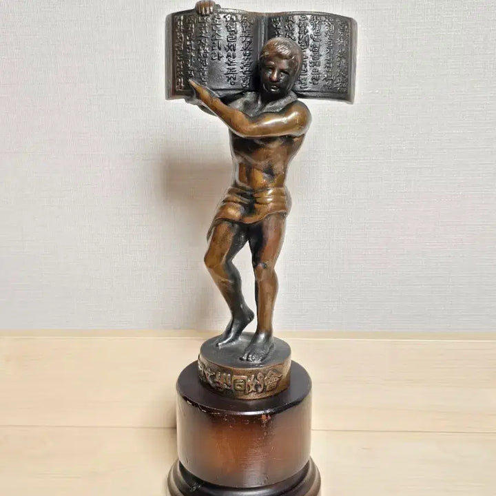 [BUNJANG] Bronze Sculpture of a Man Carrying Books / 책을 짊어진 남자 브론즈