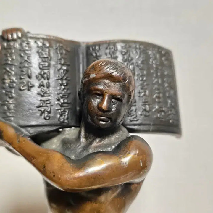 [BUNJANG] Bronze Sculpture of a Man Carrying Books / 책을 짊어진 남자 브론즈