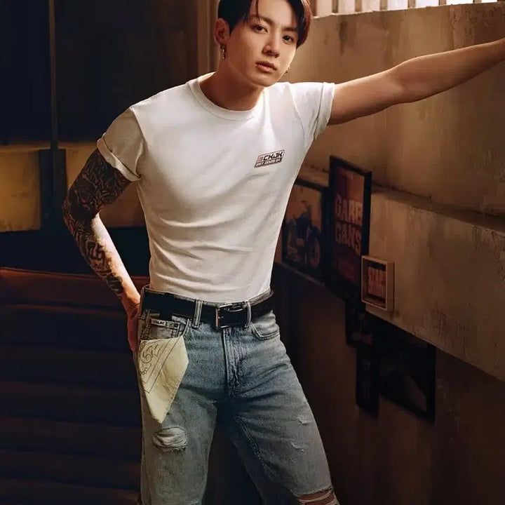 [BUNJANG] Calvin Klein Jungkook Collaboration Relaxed Fit Badge Logo T-Shirt (M, Sealed) / 캘빈클라인 정국 착용 릴렉스 핏 뱃지 로고 반팔티셔츠 M