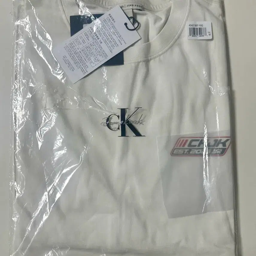 [BUNJANG] Calvin Klein Jungkook Collaboration Relaxed Fit Badge Logo T-Shirt (M, Sealed) / 캘빈클라인 정국 착용 릴렉스 핏 뱃지 로고 반팔티셔츠 M