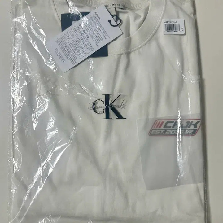 [BUNJANG] Calvin Klein Jungkook Collaboration Relaxed Fit Badge Logo T-Shirt (M, Sealed) / 캘빈클라인 정국 착용 릴렉스 핏 뱃지 로고 반팔티셔츠 M