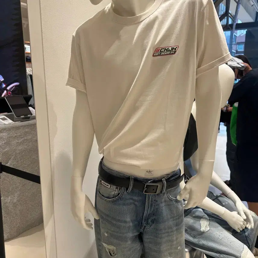 [BUNJANG] Calvin Klein Jungkook Collaboration Relaxed Fit Badge Logo T-Shirt (M, Sealed) / 캘빈클라인 정국 착용 릴렉스 핏 뱃지 로고 반팔티셔츠 M