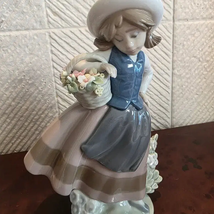 [BUNJANG] Lladro Girl with Flower Basket Figurine / 야드로 꽃바구니 소녀 피겨린