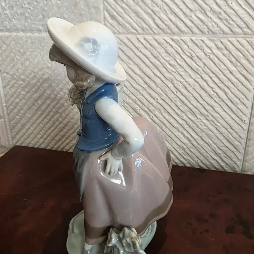 [BUNJANG] Lladro Girl with Flower Basket Figurine / 야드로 꽃바구니 소녀 피겨린