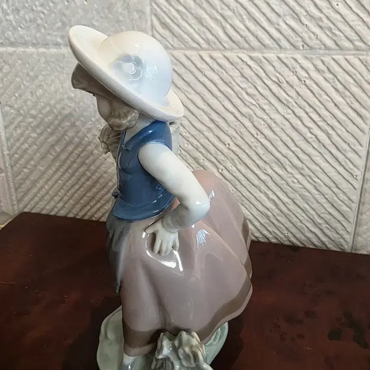 [BUNJANG] Lladro Girl with Flower Basket Figurine / 야드로 꽃바구니 소녀 피겨린