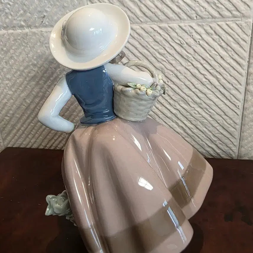 [BUNJANG] Lladro Girl with Flower Basket Figurine / 야드로 꽃바구니 소녀 피겨린