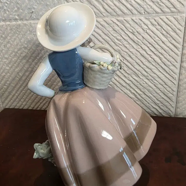 [BUNJANG] Lladro Girl with Flower Basket Figurine / 야드로 꽃바구니 소녀 피겨린
