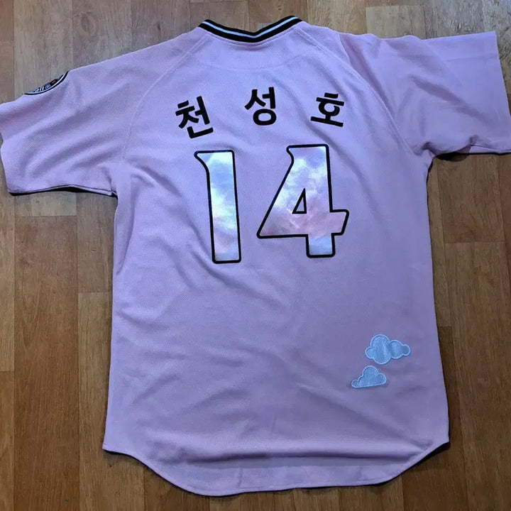 [BUNJANG] KT Wiz Pink Cloud Baseball Jersey (Size 95) / (무료배송)KBO KT 위즈 핑크 클라우드 야구 유니폼(95)