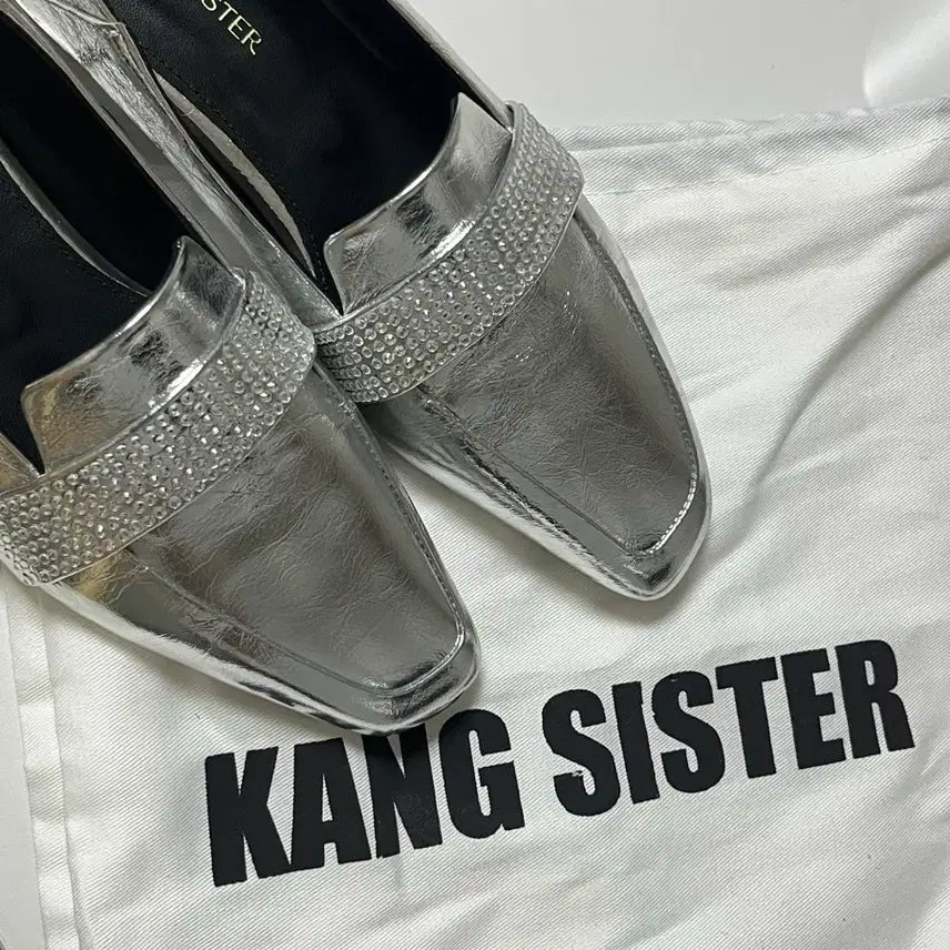 [SOLD OUT] <새상품> 강자매 실버 메탈릭 구두 240
