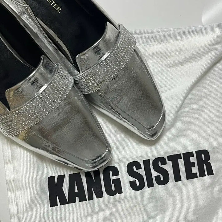 [SOLD OUT] <새상품> 강자매 실버 메탈릭 구두 240