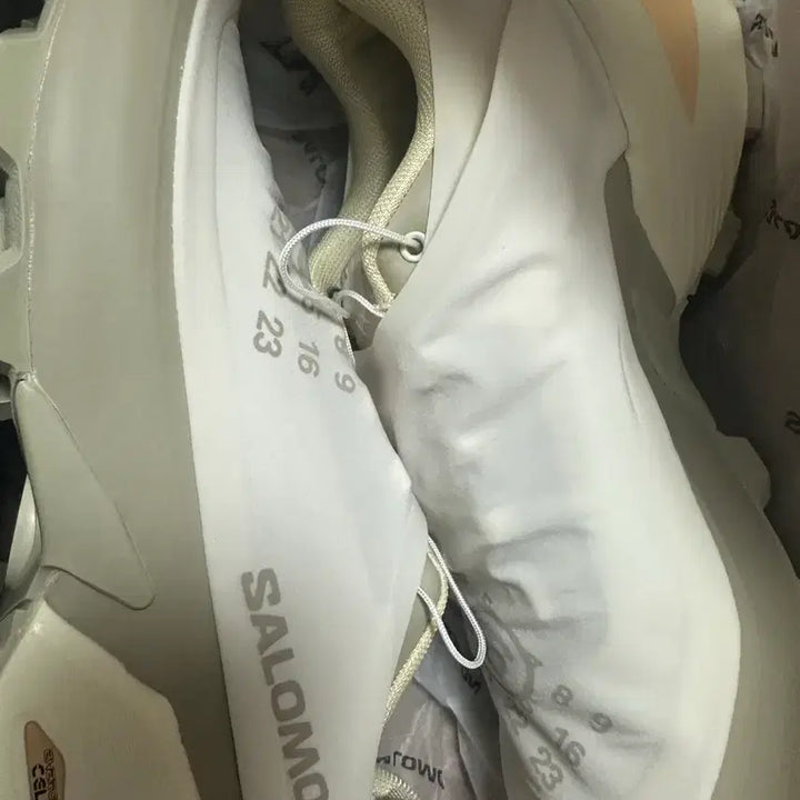 [BUNJANG] MM6 Maison Margiela x Salomon Cross Dust Vanilla Ice / MM6 메종 마르지엘라X살로몬 크로스 더스트 바닐라 아이스