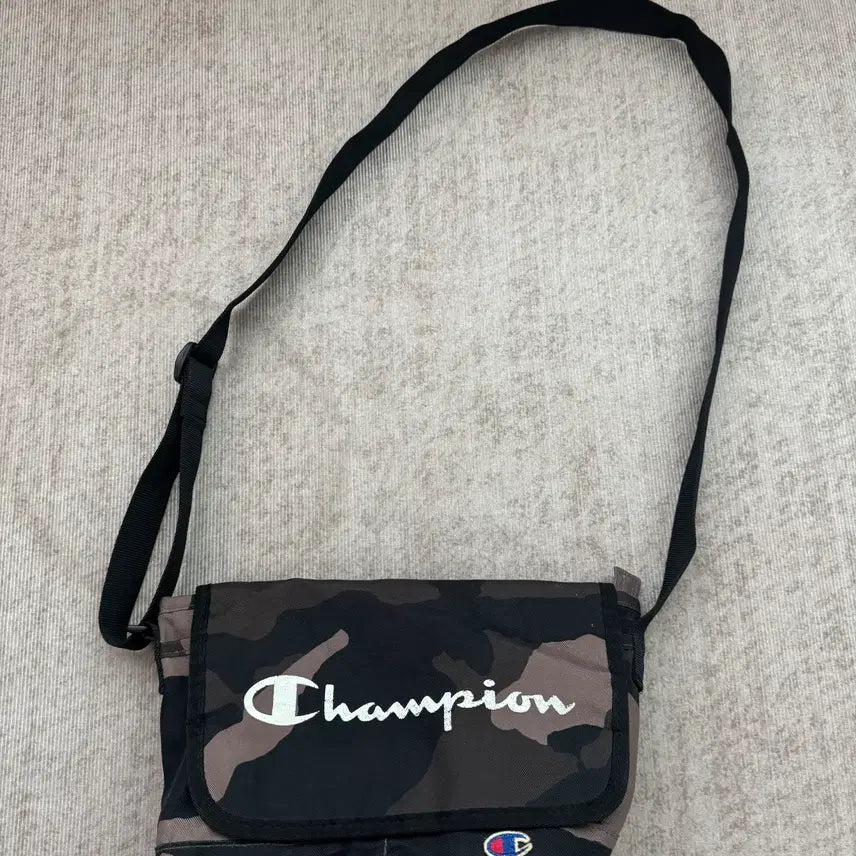 [BUNJANG] Champion Camo Pattern Crossbody Bag / Champion 챔피온 카모패턴 크로스백 y2k가방