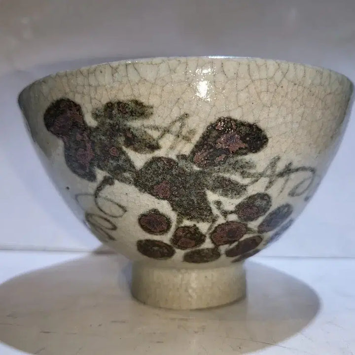 [BUNJANG] Buncheong Iron-Painted Grape Motif Tea Bowl / 분청 철화 포도문 다완