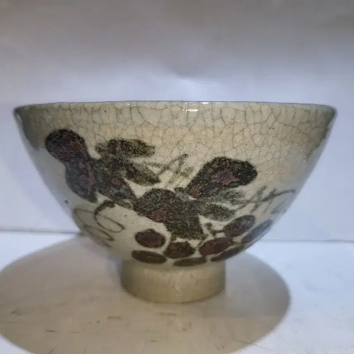 [BUNJANG] Buncheong Iron-Painted Grape Motif Tea Bowl / 분청 철화 포도문 다완