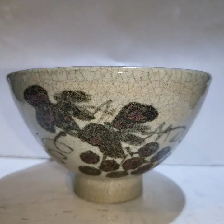 [BUNJANG] Buncheong Iron-Painted Grape Motif Tea Bowl / 분청 철화 포도문 다완