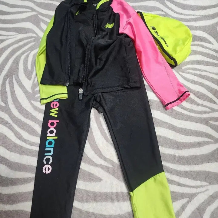 [BUNJANG] New Balance Kids Swimsuit Set (Black/Pink/Fluorescent) Size 100 / 뉴발란스 키즈 수영복 세트 (블랙/핑크/형광) 100