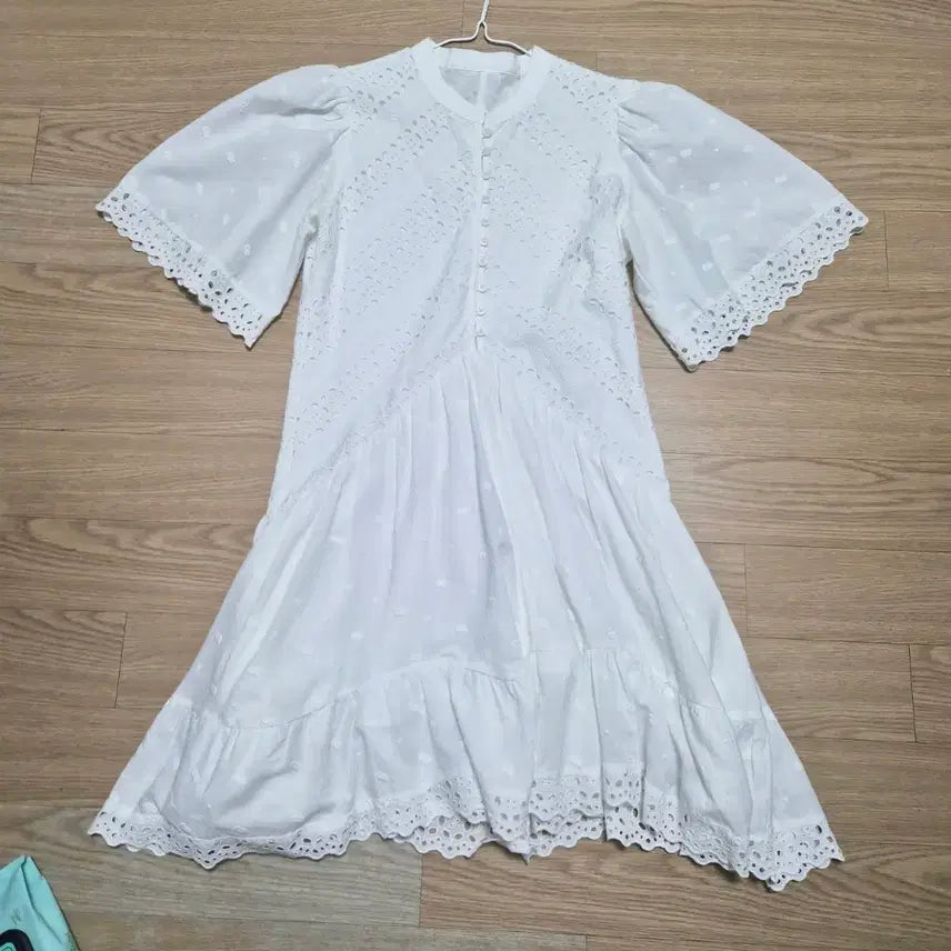 [SOLD OUT] 화이트 아일렛 수입원피스 반팔 레이스 펀칭