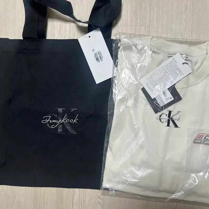 [BUNJANG] Calvin Klein Jungkook Collaboration Relaxed Fit Badge Logo T-Shirt with Eco Bag / 캘빈클라인 정국 착용 릴렉스 핏 뱃지 로고 반팔티셔츠 M+에코백