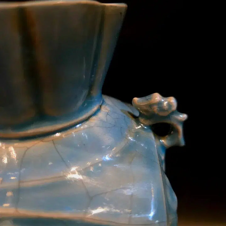 [BUNJANG] Siyō Celadon Vase with Lattice Carving / 시요 투각 화형 양이병