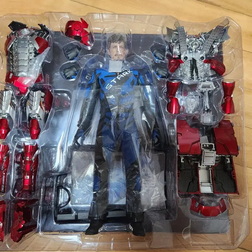 [BUNJANG] Hot Toys Iron Man Mark V Suit Up Deluxe Figure / 핫토이 마크5 슈트업 디럭스 아이언맨 피규어